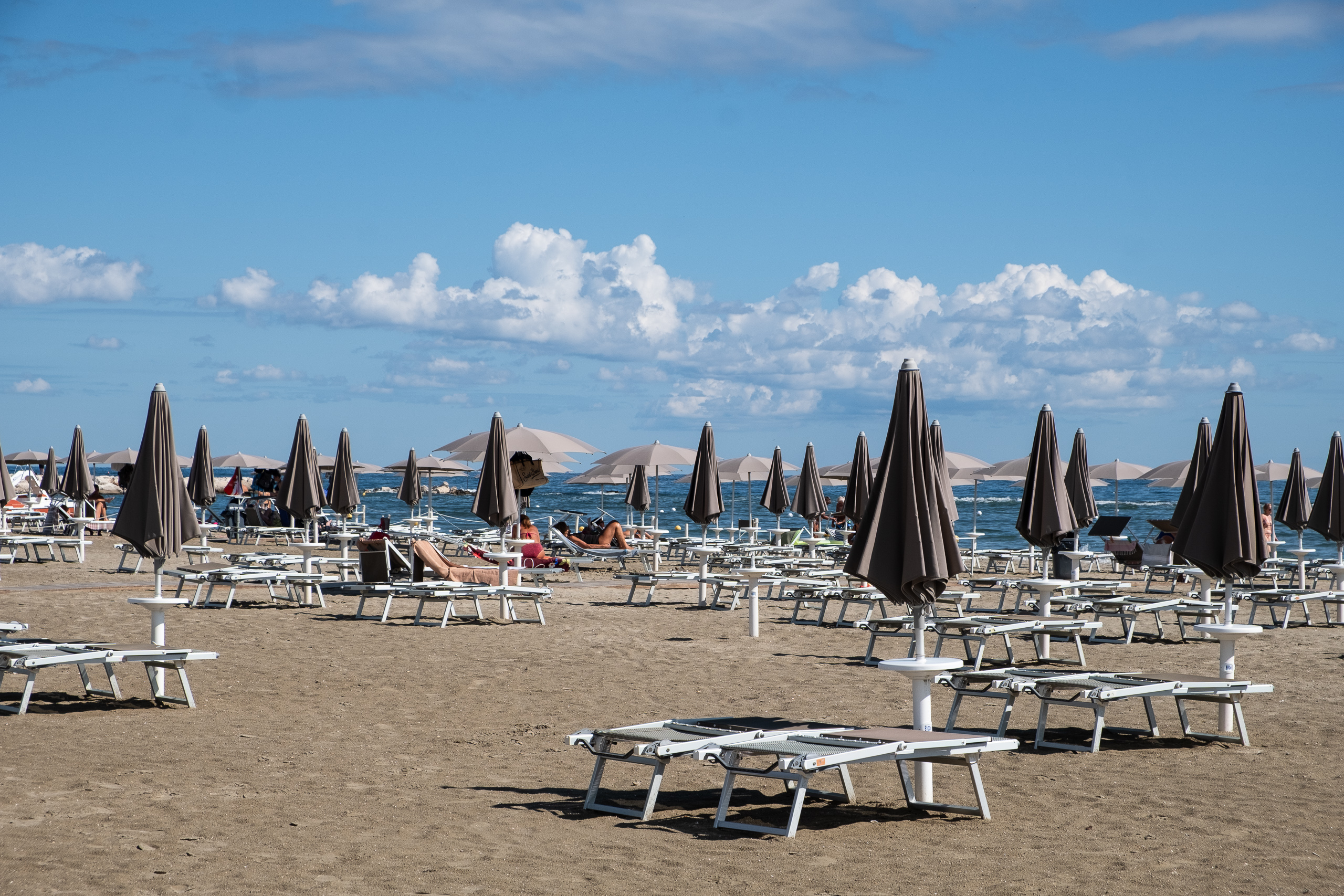 Erster Blick aufs Meer – Liegen und geschlossene Schirme